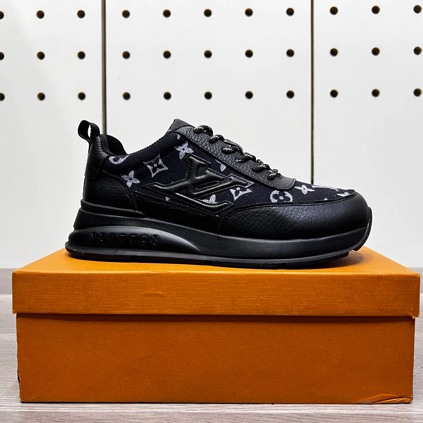 Factory price: 438💰LVZhe's new casual sports shoes for men👉 👉 Fashionable and versatile, 💞 simple and elegant style, 🔊 The fabric is made of imported cowhide with original fabric, ☑️Sheepskin feet inside, original wear-resistant rubber outsole, exclusive new style, actual shot, three colors available, code number: 38-44, (45 can be customized)